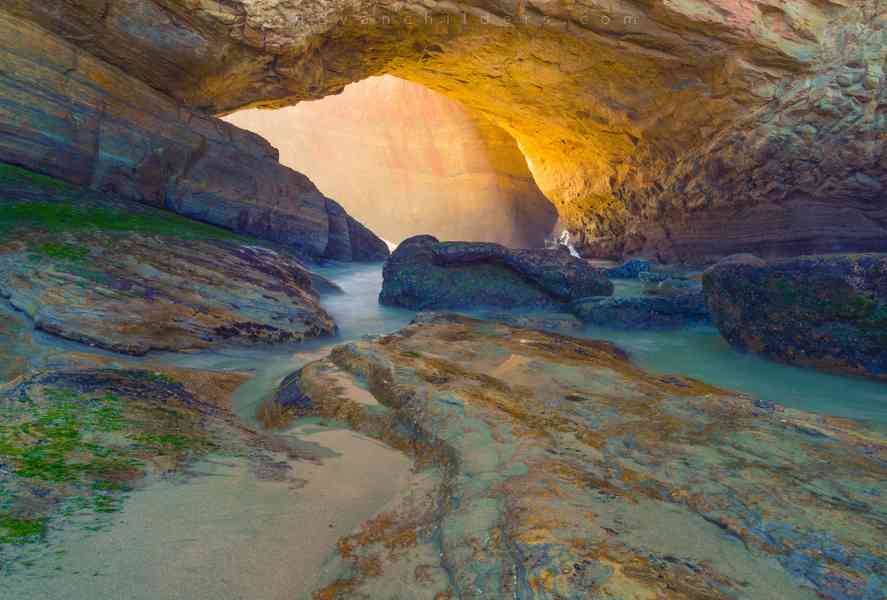 North entrance to Devil's Punchbowl on the Oregon Coast